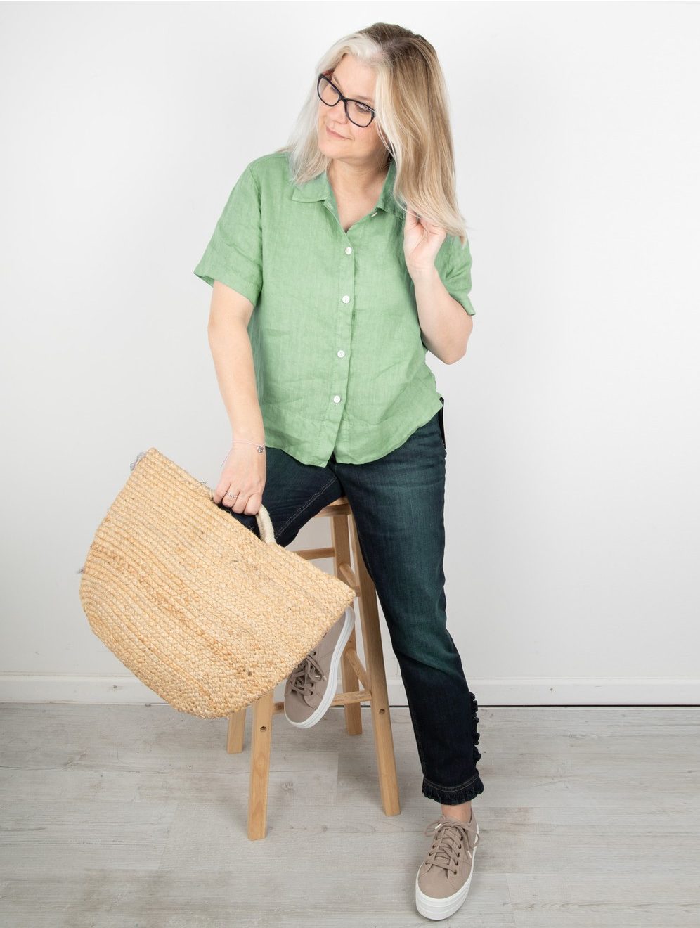 AMAZING-WOMAN-Marilyn-Boxy-Linen-Shirt-avocado