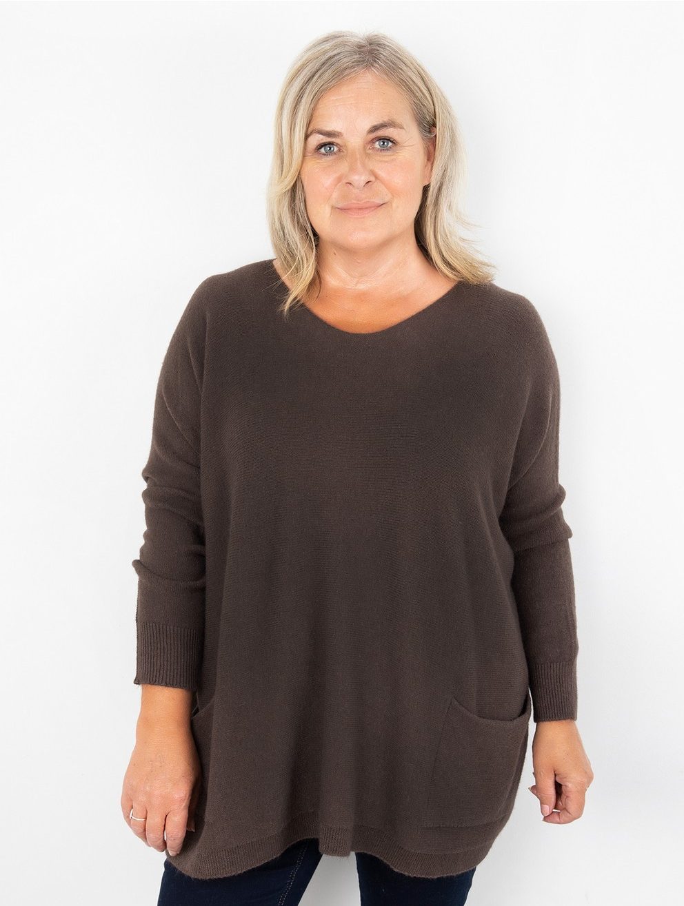 AMAZING-WOMAN-CARYF-X-ROUND-NECK-OVERSIZED-JUMPER---Dark-Choclate